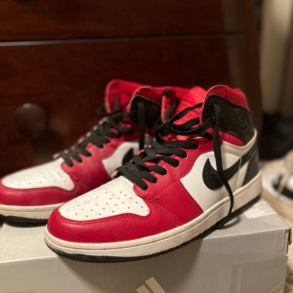 Chicago Jordan Ones Mid Size 9.5 Mens